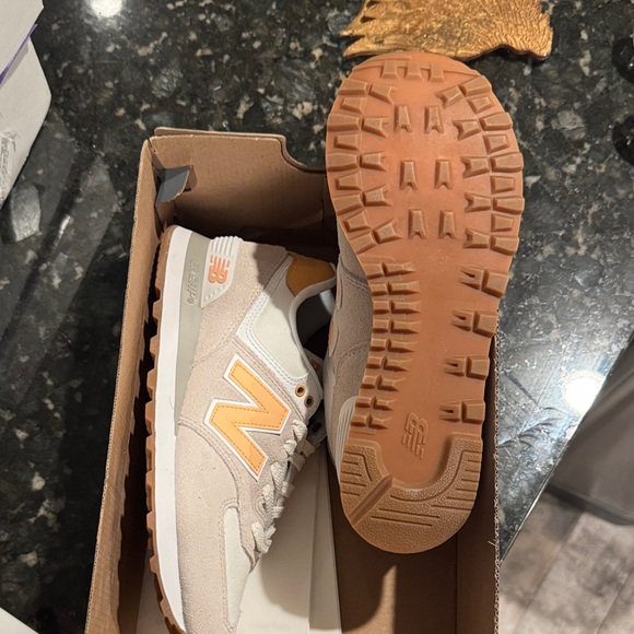 New Balance Women's 574 Shoes - Picture 2 of 9